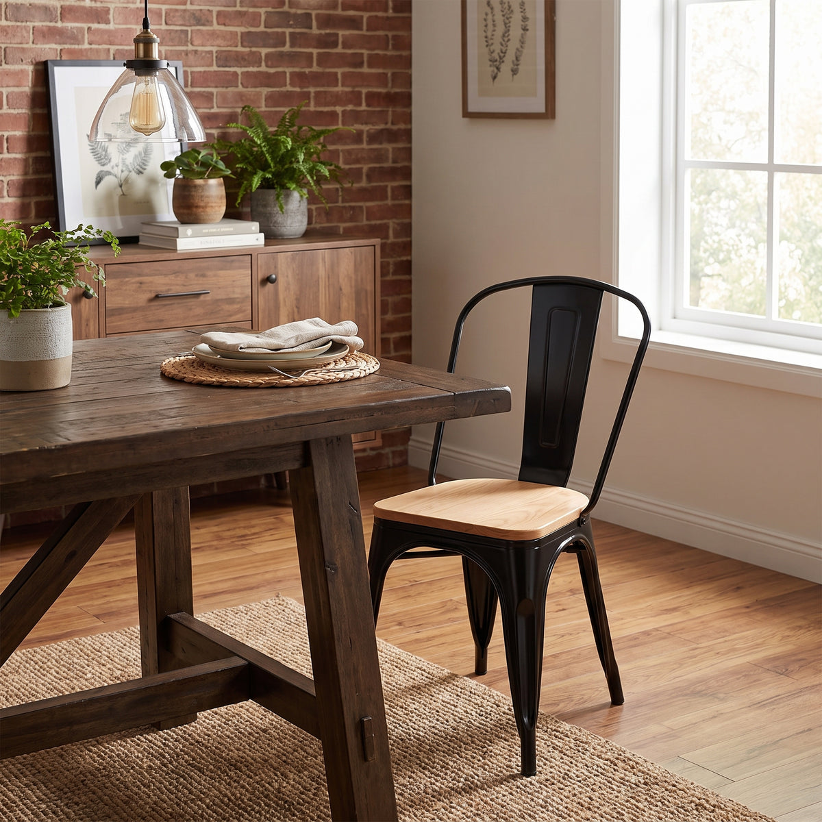 Silla Tolix negra con asiento de madera en un comedor de pared de ladrillo