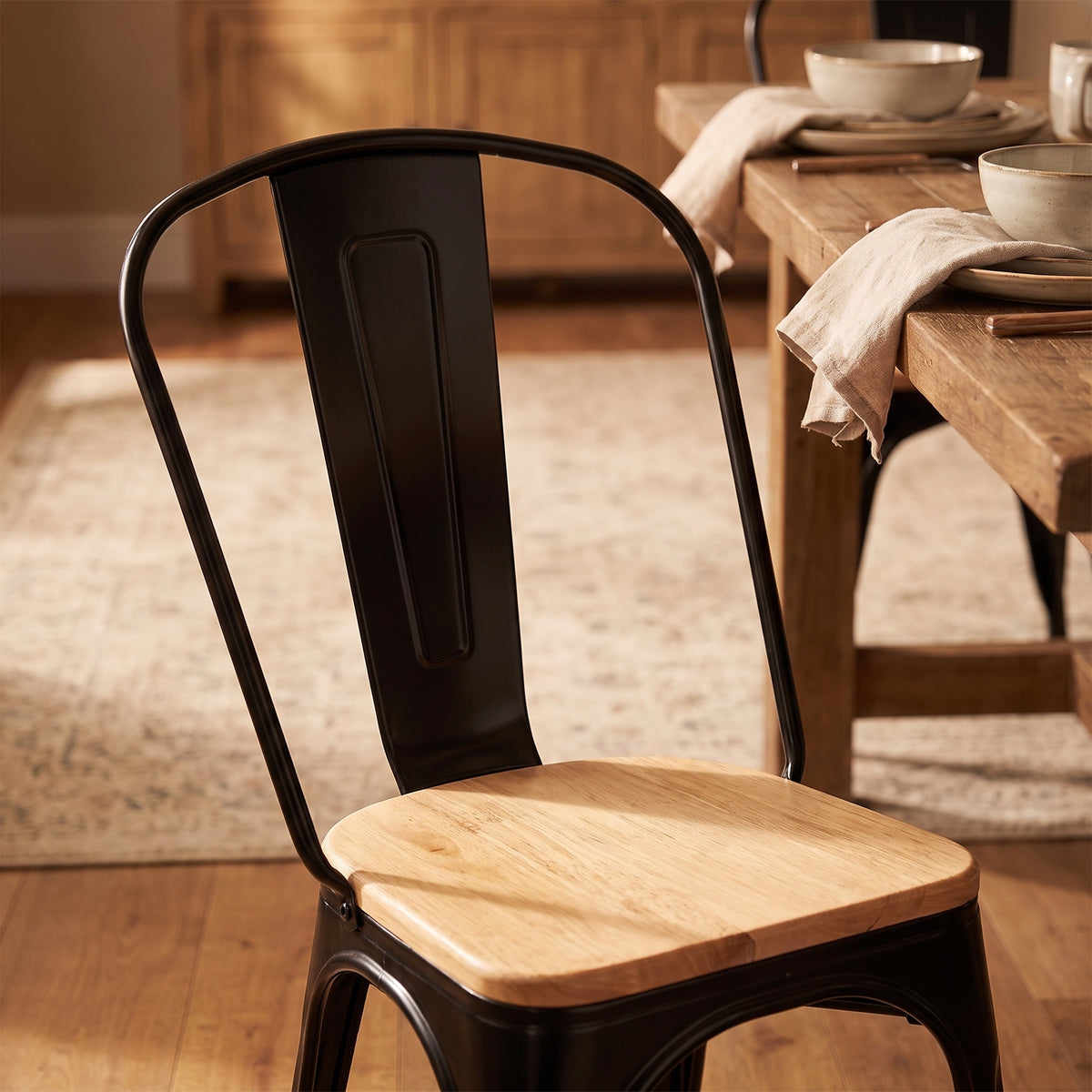 Detalle del asiento de madera maciza de la silla Tolix negra