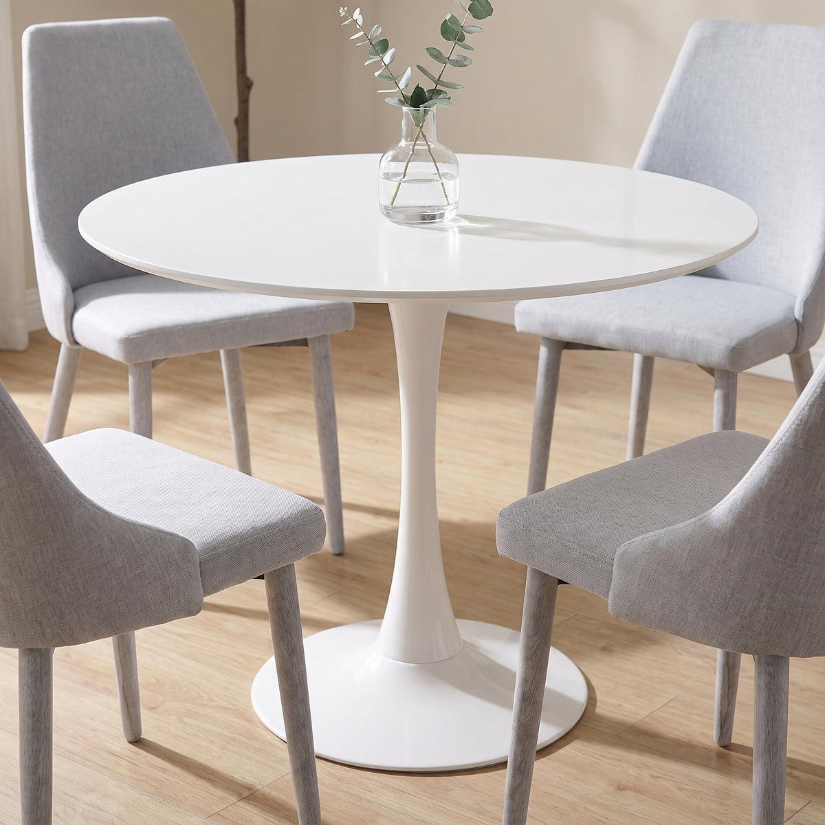 Juego de comedor mesa redonda blanca con cuatro sillas grises