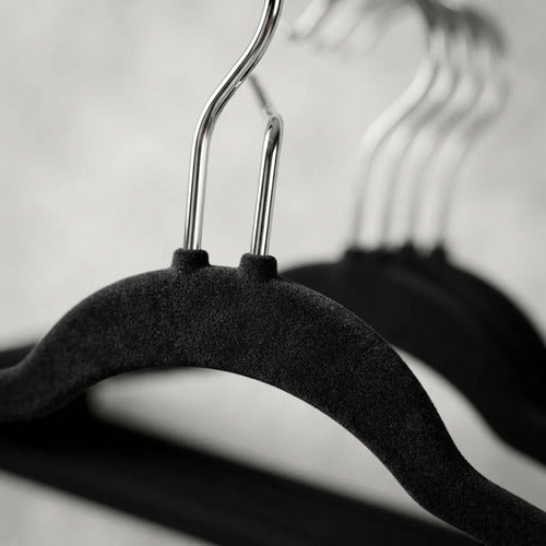 Set 50 Perchas Para Ropa De Terciopelo Antideslizantes Negro