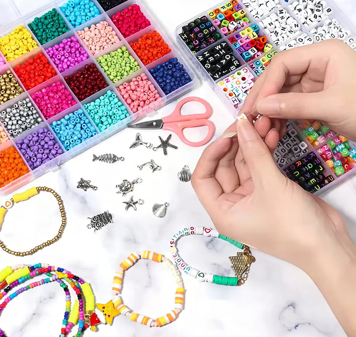 Kit de armado de pulseras Piccoly 1000 piezas con dijes y hilos